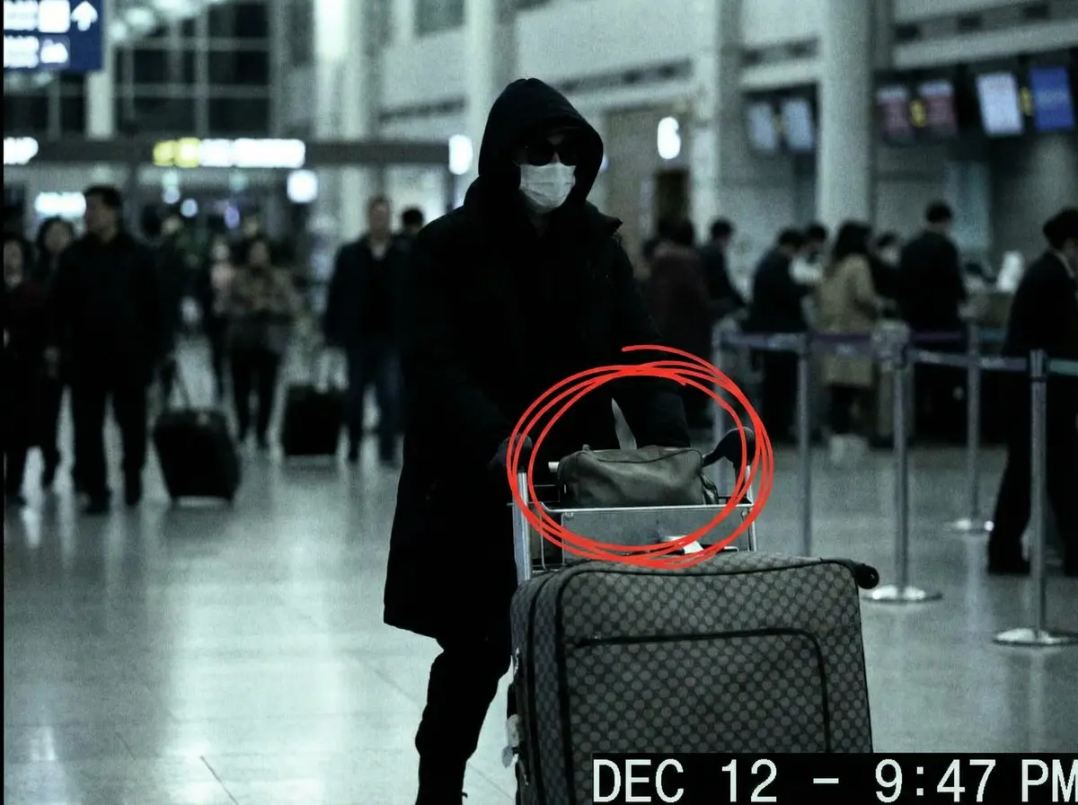 吃瓜黑料 机场偷拍 - 神秘礼物袋引发猜测